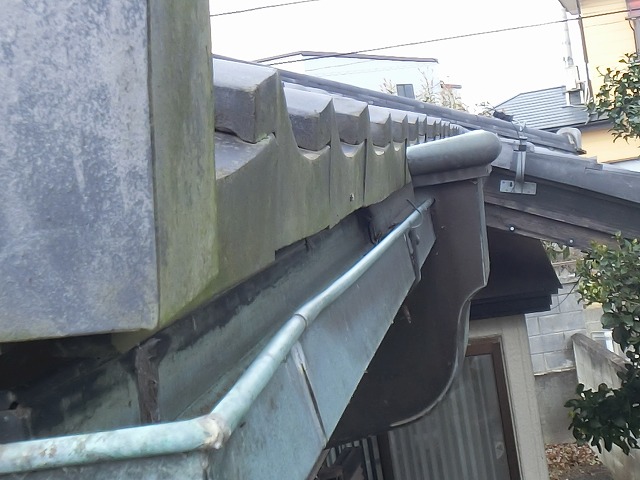 施工前の歪んだ銅製の雨樋