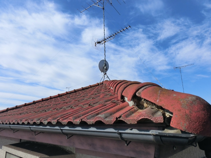 モニエル瓦の葺き替え前の小美玉市の屋根