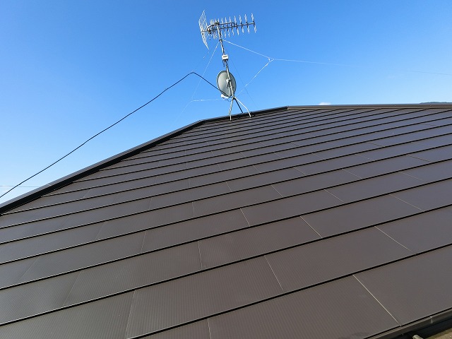 屋根カバー工事が完了した石岡市のスレートコロニアル