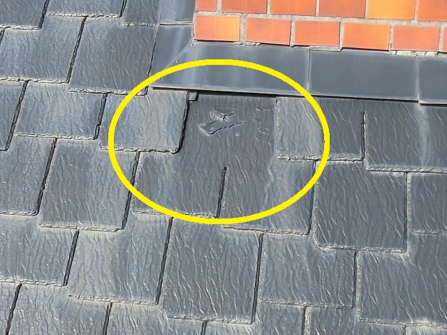 小美玉市で煙突に緩衝する部分で破損しているコロニアル