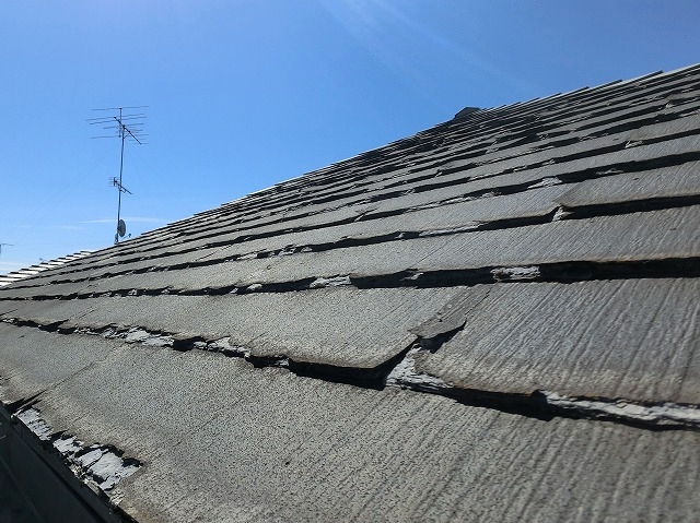 ミルフィーユ状に剥がれたパミール屋根