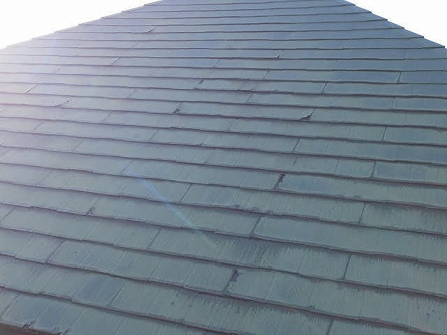 大きな屋根に設置された緑色のスレート屋根材パミール