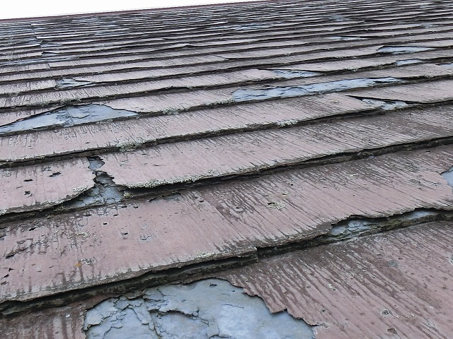 表面剥離し、表層が捲れあがっているパミール屋根材
