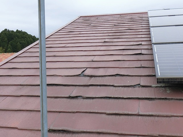 赤いパミール屋根材が設置された南面屋根
