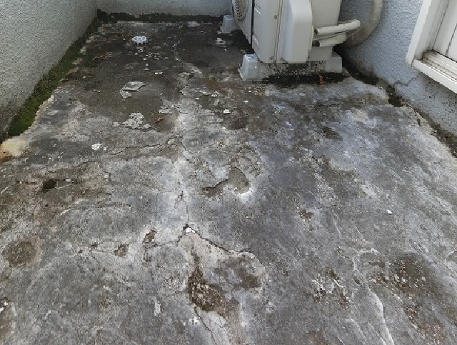 FRP防水前のコンクリート床のベランダ
