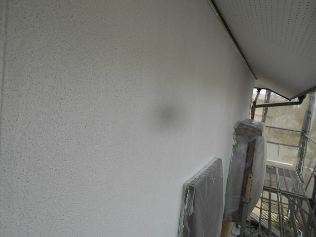 下塗り塗料の塗布が終わったリシンの外壁