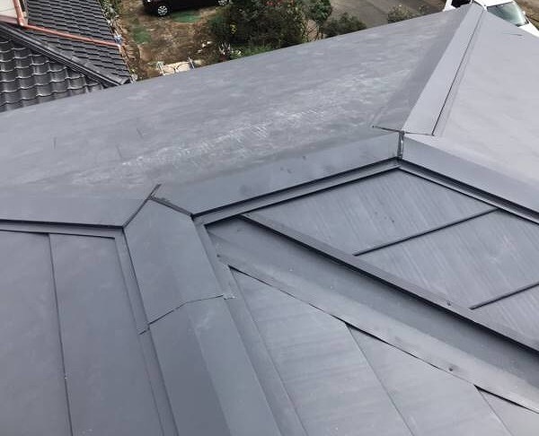 ガルバリウム鋼板を使用した屋根へのカバー工法が完成
