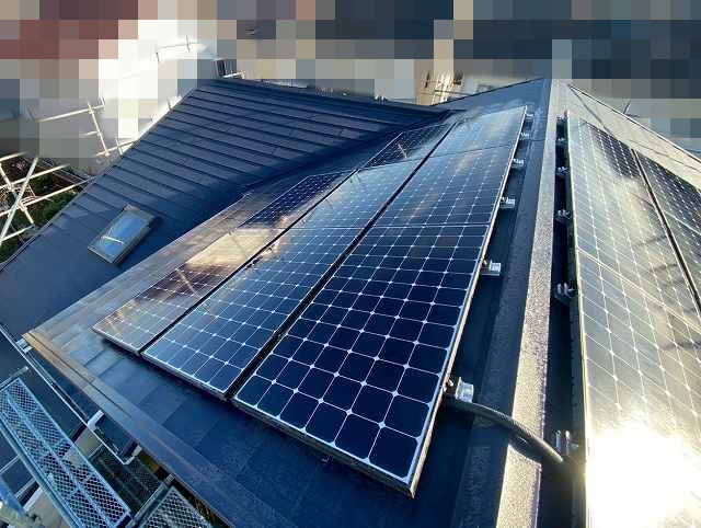 屋根カバー後に太陽光パネルを再設置した、ひたちなか市内の住宅屋根