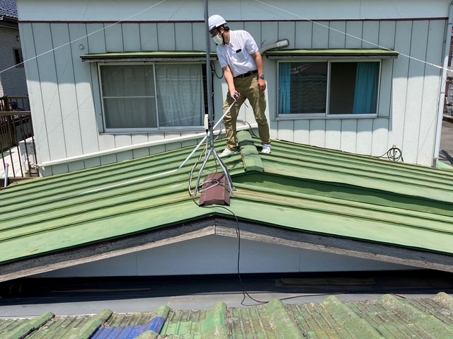 那珂市での雨漏り調査の為に屋根上の調査を開始する調査員
