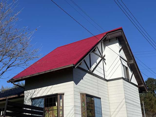 塗装が完了した鮮やかな屋根に生まれかった城里町の屋根