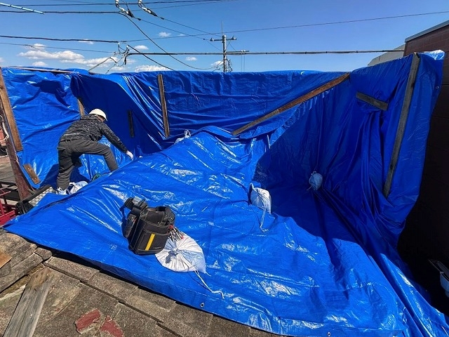 雨漏り箇所を中心にブルーシートを広めに敷設