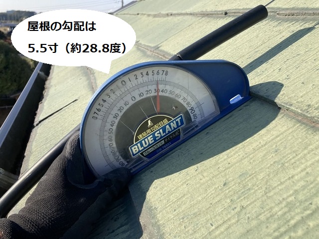 勾配計が5.5寸勾配を指している桜川市の屋根