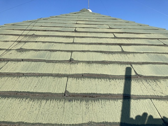 軒先側から見たスレート屋根は勾配がきつい