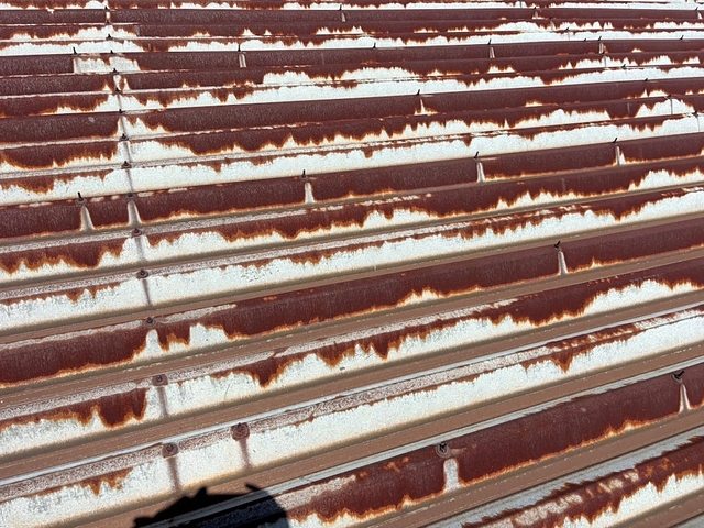 赤サビが進行した折板屋根は補修範囲が広がる