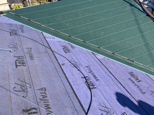 屋根カバー工法防水紙の敷設が完成