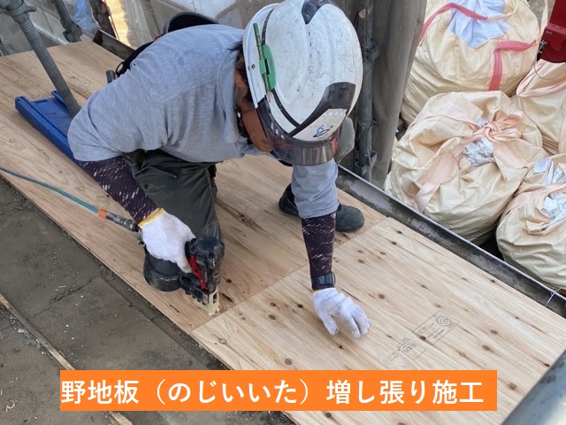 構造用合板12㎜を屋根床材として増張りする職人
