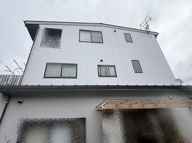 外壁塗装と目地シール工事が終了した水戸市の住宅