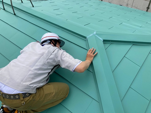 笠間市の屋根カバー工法の納まりを確認するスタッフ