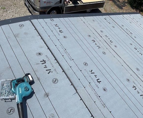 鉾田市の屋根葺き替えは唐草板金設置まで完了