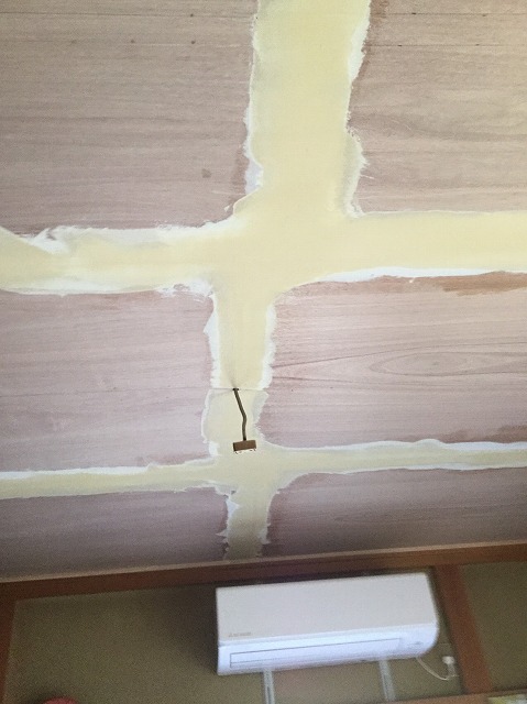 目透かし天井壁紙を貼る前のべニア