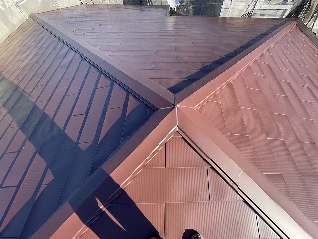 ガルバリウム鋼板のブラウン色でカバーした水戸市の屋根