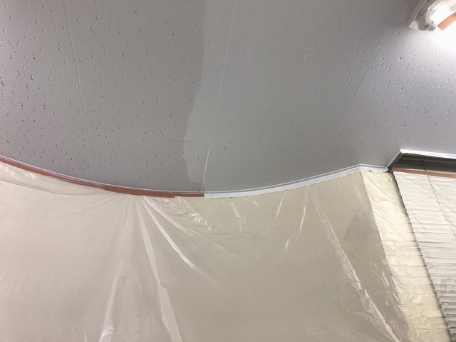 天井材ジプトーンへ塗布した部分と未塗布した部分の境