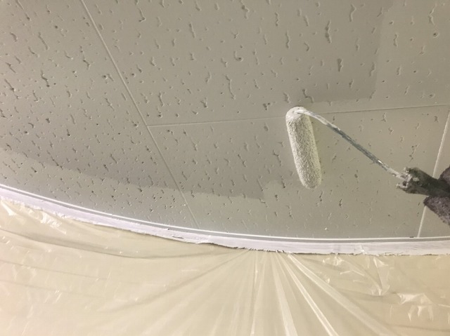天井材ジプトーンへローラーで防カビ塗料を塗布