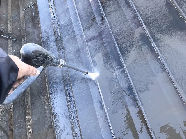金属屋根塗装前の高圧洗浄