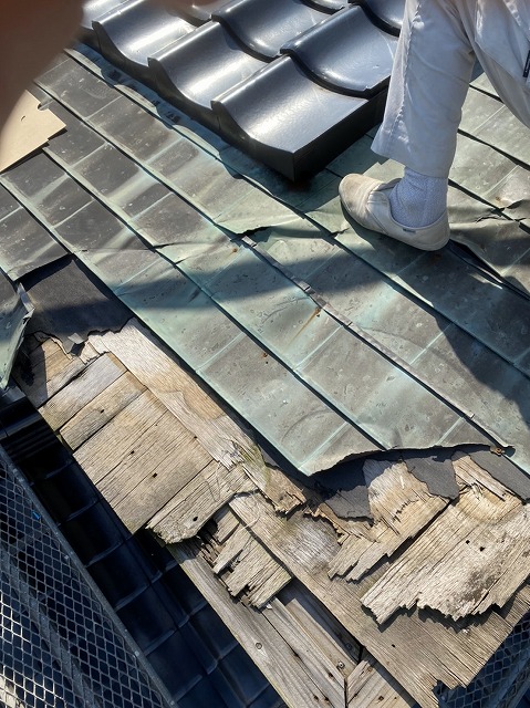 銅板が剥がれ野地板が剥き出しになった屋根