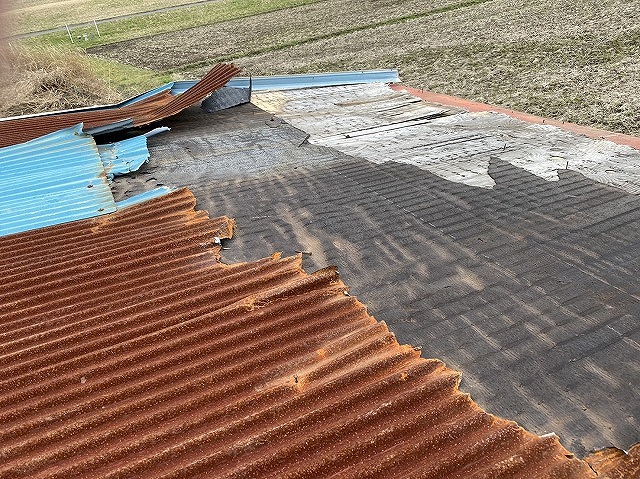 波トタン屋根材が捲り上がり防水シートも破損
