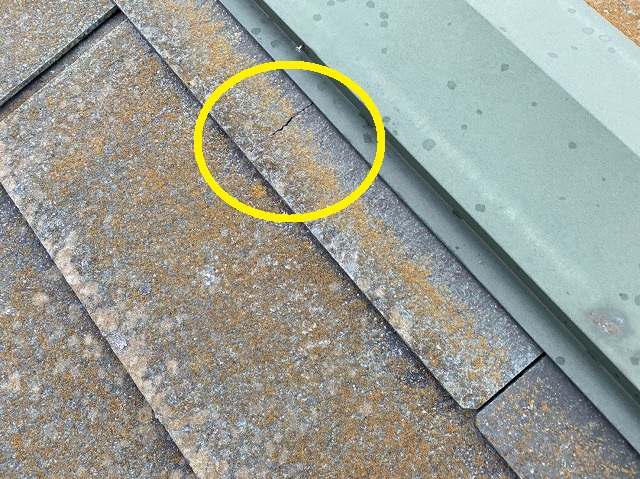 棟板金に緩衝する屋根材スレートのヒビ