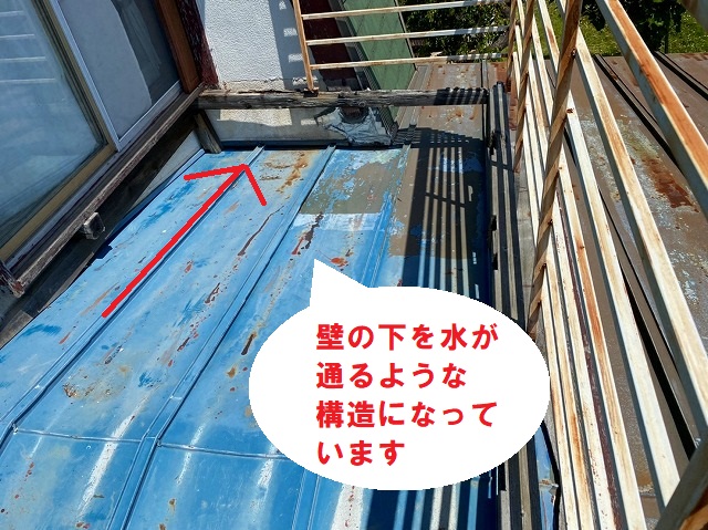 日立市の瓦棒葺き屋根雨漏りは経年劣化が原因で天井雨染み被害の現場調査で壁の中を水が通っている構造屋根