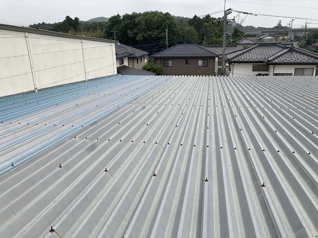 太陽光を設置する折板屋根は増築され４棟が連なっている