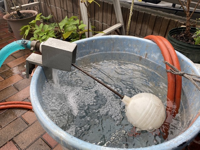 ポリバケツに水を溜めて汲みあげ式高圧洗浄機と連結
