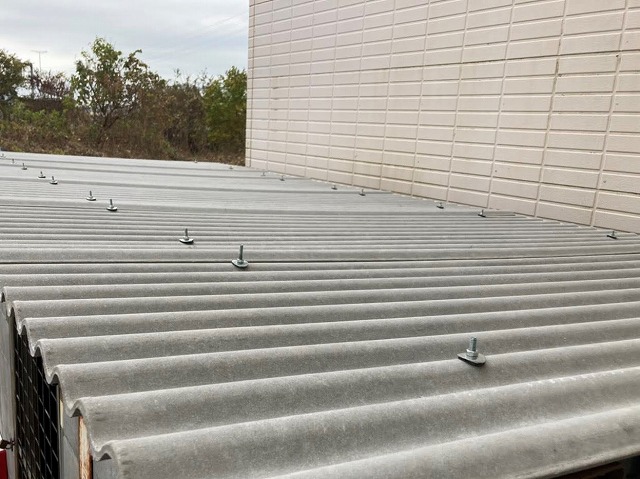 新しい波板スレートで交換が完了した水戸市内のボンベ庫の屋根