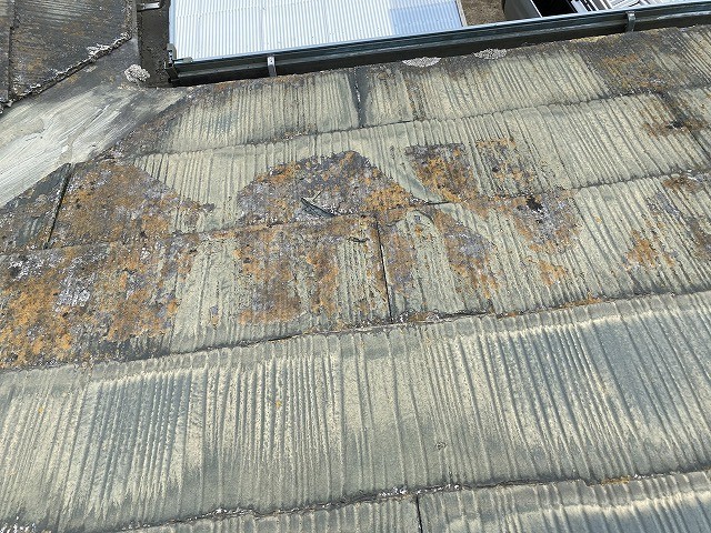 劣化している小美玉市のコロニアル屋根