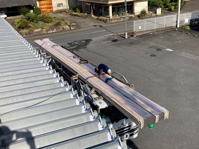 桜川市の屋根カバー工法で使用する折板屋根を玉掛している