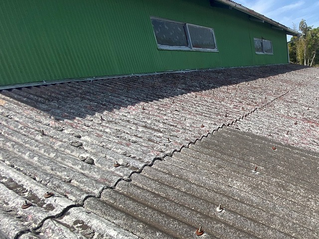 施工前に設置されていた倉庫屋根の石綿スレート
