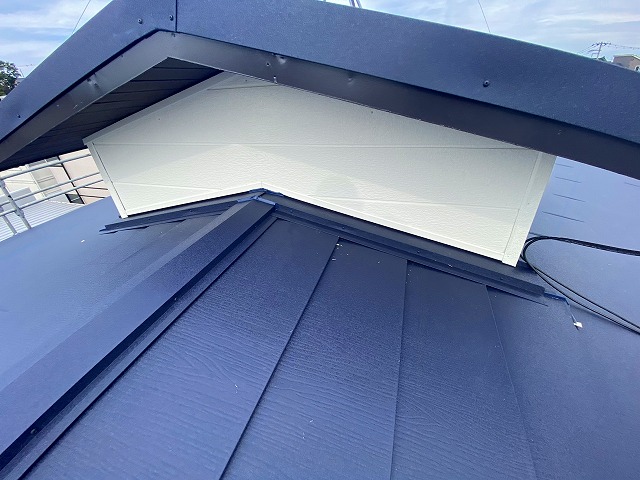 スーパーガルテクトでカバー工法が完了したスレート屋根
