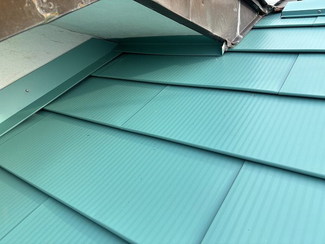 緑青色の金属屋根で修理した屋根