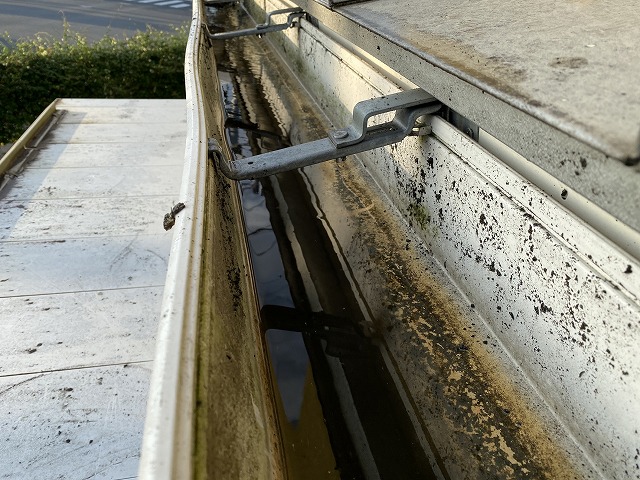 大型角樋の変形による勾配排水不良