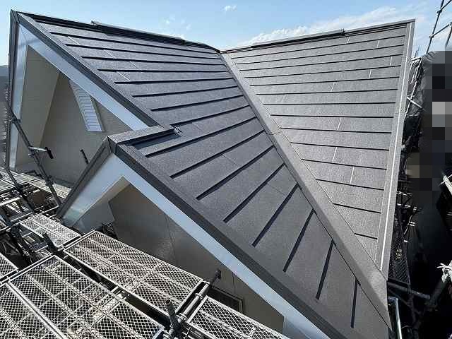 スーパーガルテクトでカバーした日立市の現場の谷板金付近