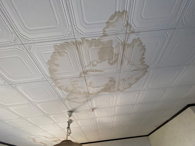 雨漏りが発生した台所天井の様子