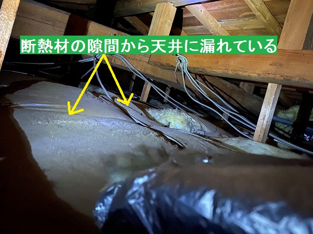 天井裏の断熱材の隙間を示す