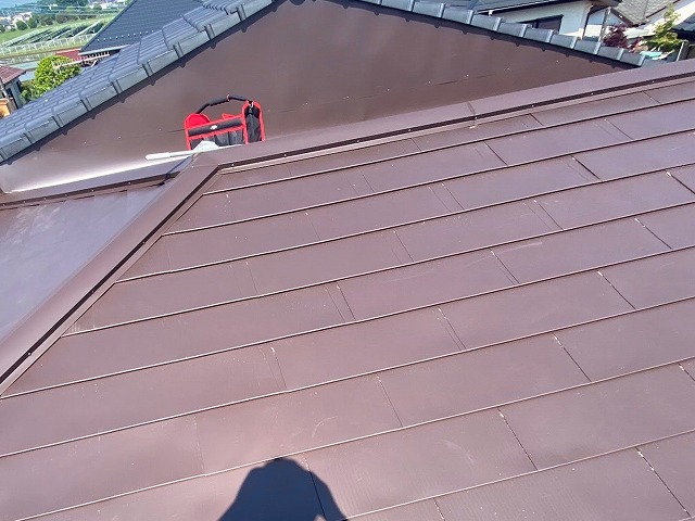 増築部の妻側に板金を立ち上げた屋根カバー工事