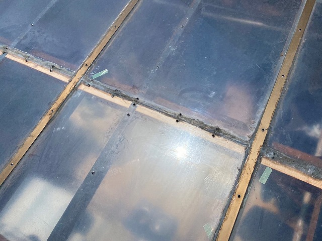 雨漏り修理したが再発した平板パネル屋根