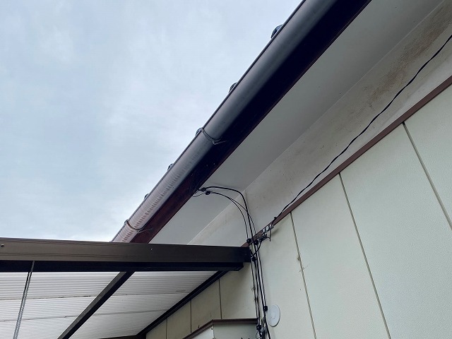 カラーべニアで重ね張りしたテラス屋根の上の軒天