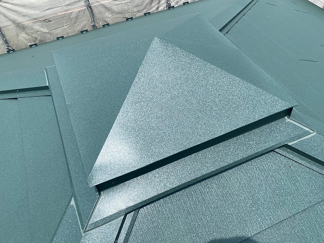 SSモスグリーン色でカバー工事した水戸市の屋根