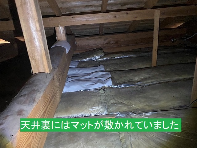 雨漏りしている天井裏には、マットが敷かれている