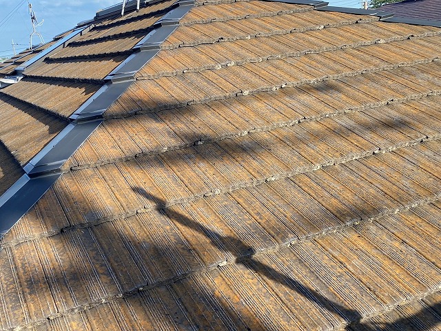 屋根工事着手前のモニエル瓦の屋根
